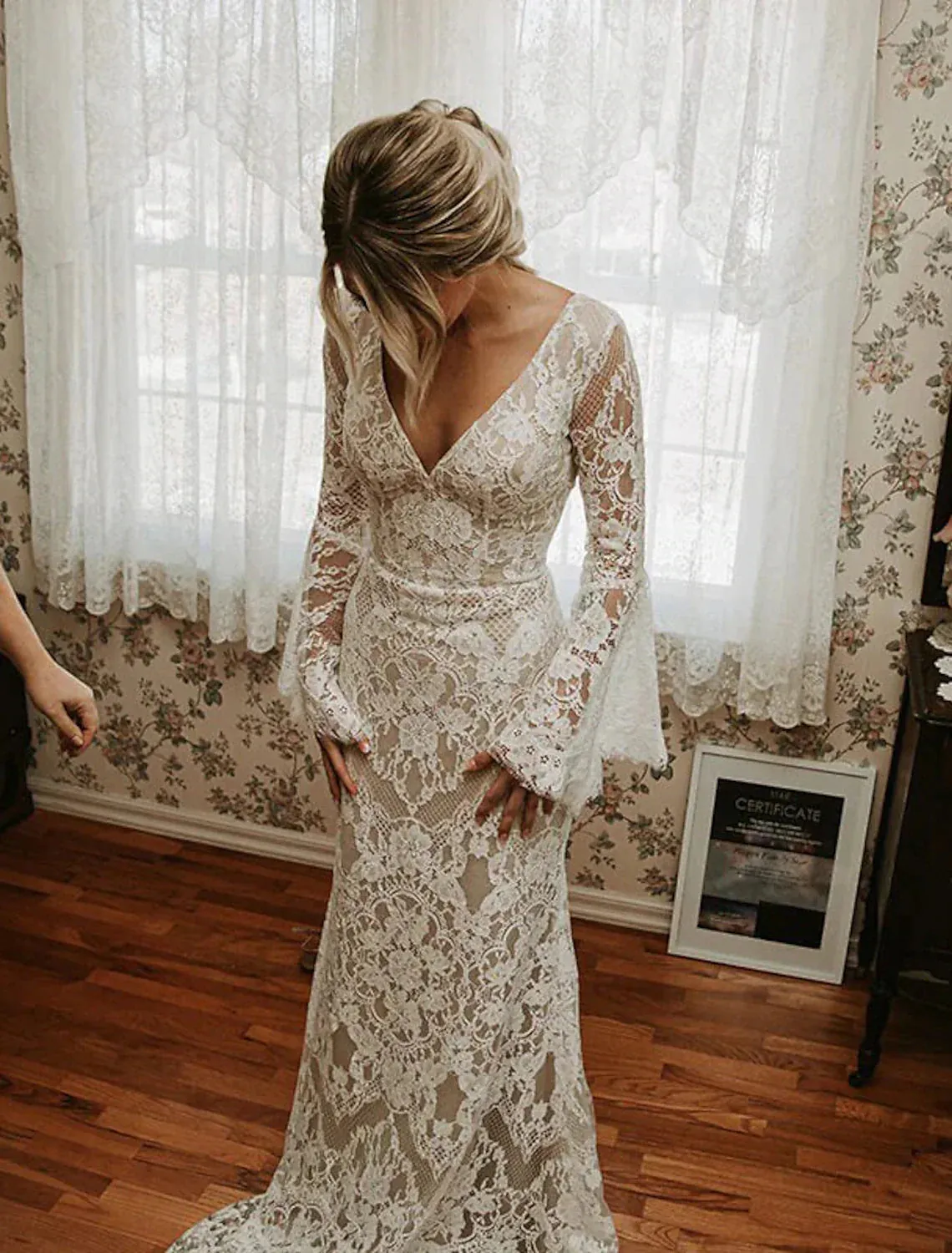 Beach Boho Wedding Dresses Mermaid / Trumpet V Neck Long Sleeve Court Train Lace Bridal Gowns With Appliques Solid Color Summer Wedding Party